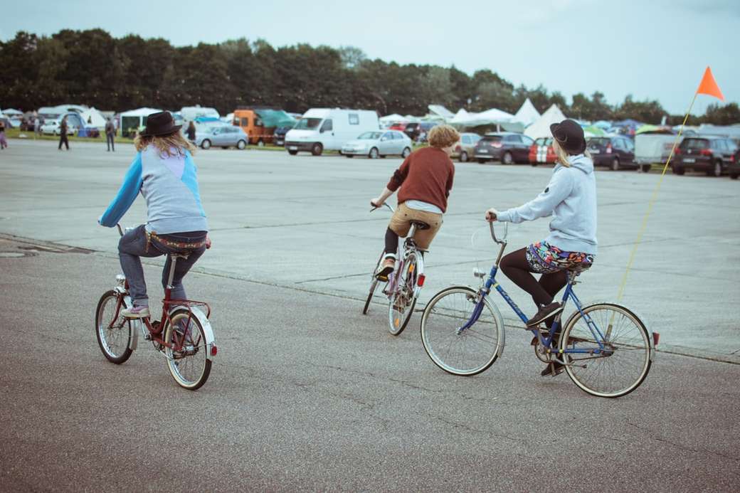 ludzie jeżdżący na rowerze puzzle online
