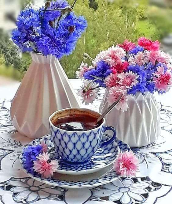 egy csésze kávé a tornácon és csokor búzavirág kirakós