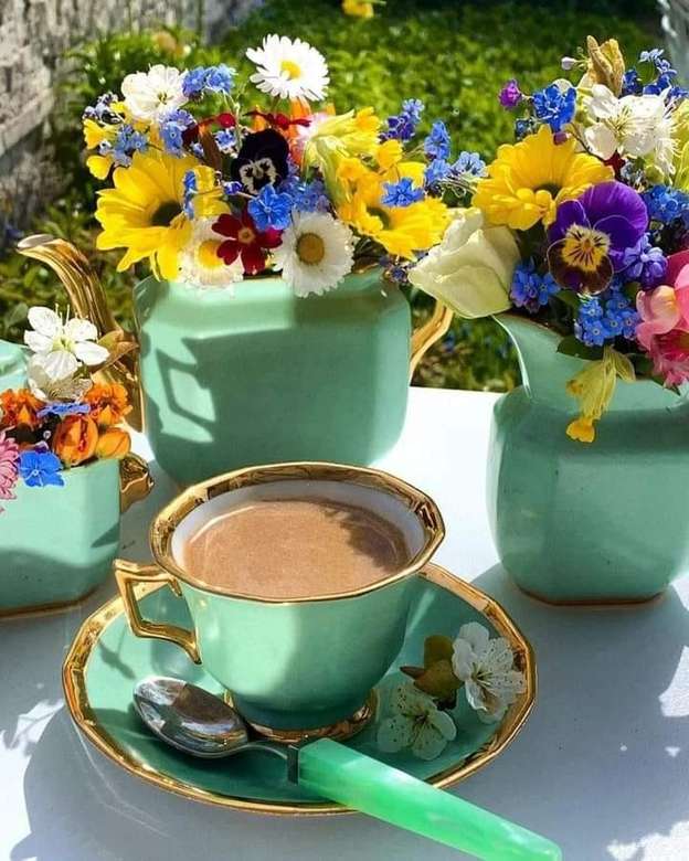 bukiety kawy i kwiatów w ogrodzie puzzle online