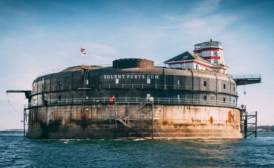 Military Fort Solent przed luksusowym hotelem GB w Portsmouth puzzle online
