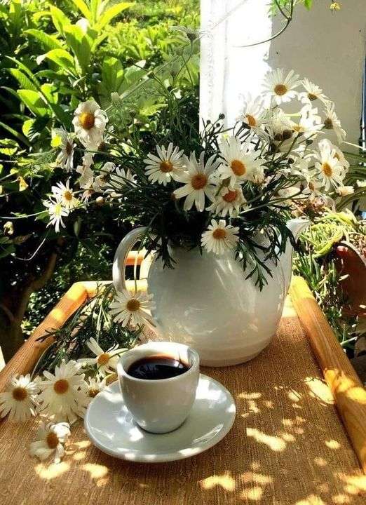 letni poranek - kawa, słońce i kwiaty puzzle online