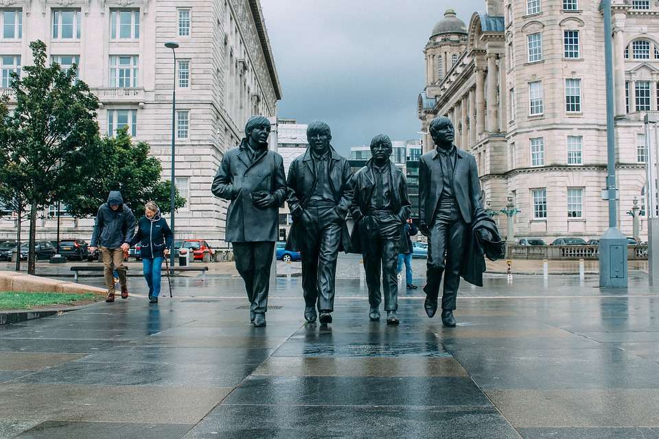 Posągi Liverpool Beatles w centrum miasta puzzle online
