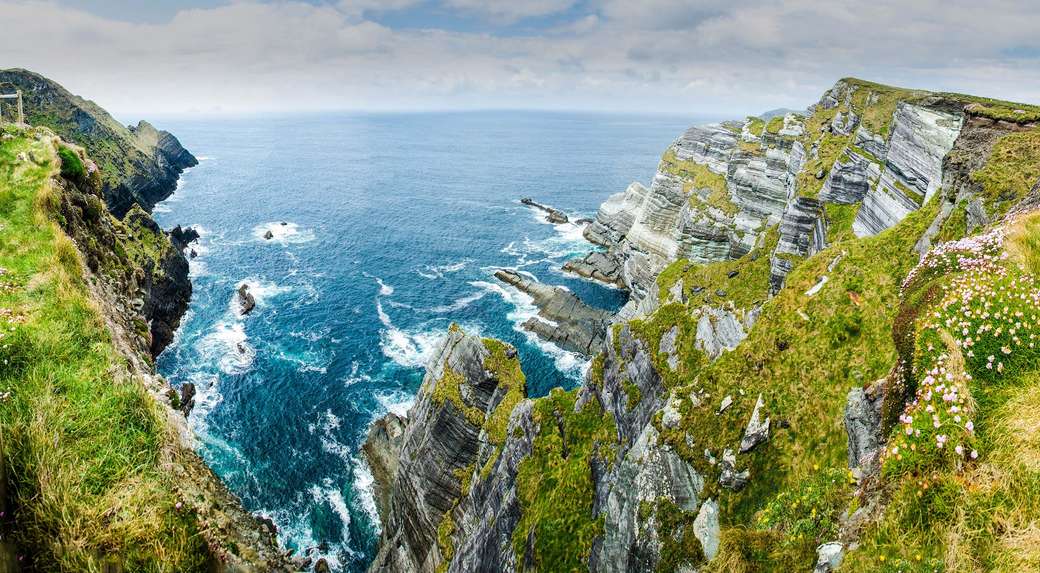 Szorstkie wybrzeże w pobliżu Skelligs w Irlandii puzzle online