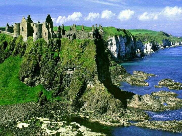 Klify Dunluce Castle w Irlandii puzzle online