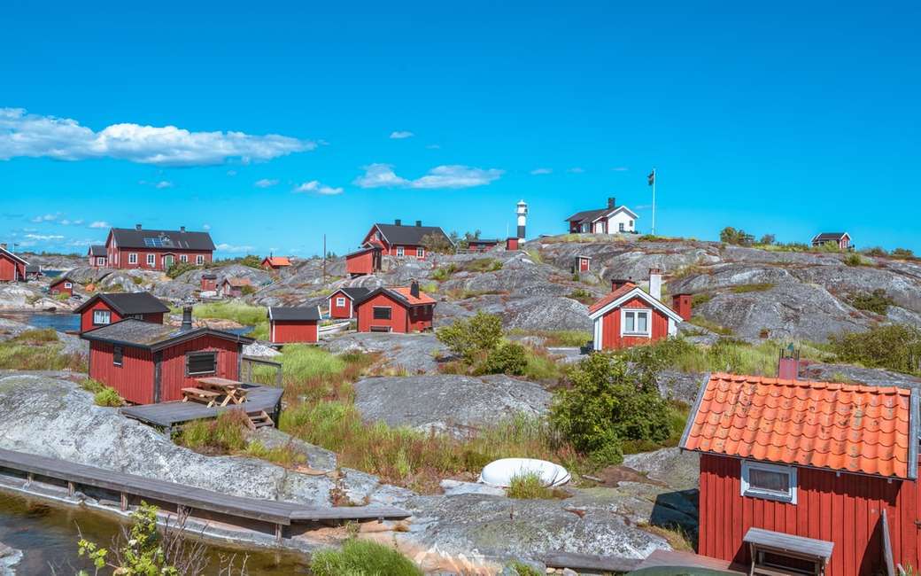 czerwone domy pod błękitnym niebem puzzle online
