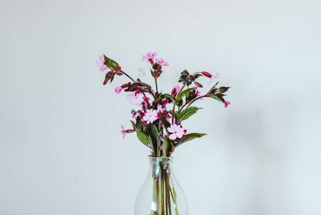 różowe kwiaty w wazonie z przezroczystego szkła puzzle online