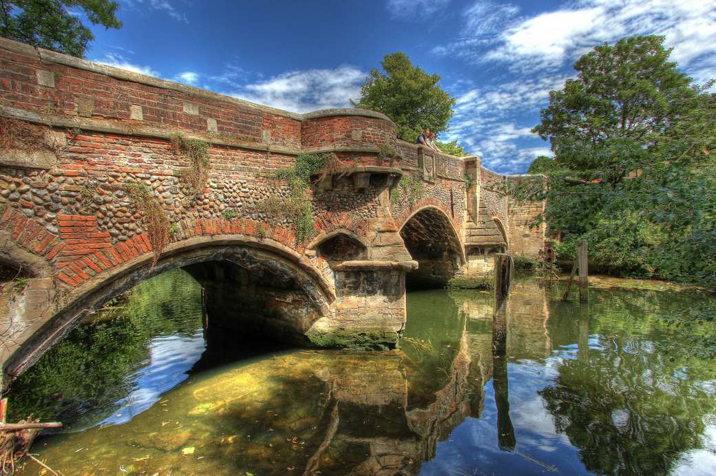 Cambridge Bridge nad wodą w Anglii puzzle online