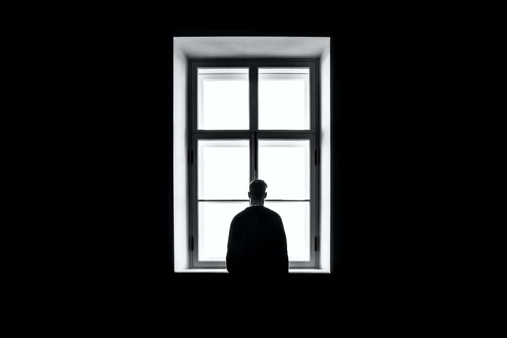 mężczyzna stojący przed oknem puzzle online