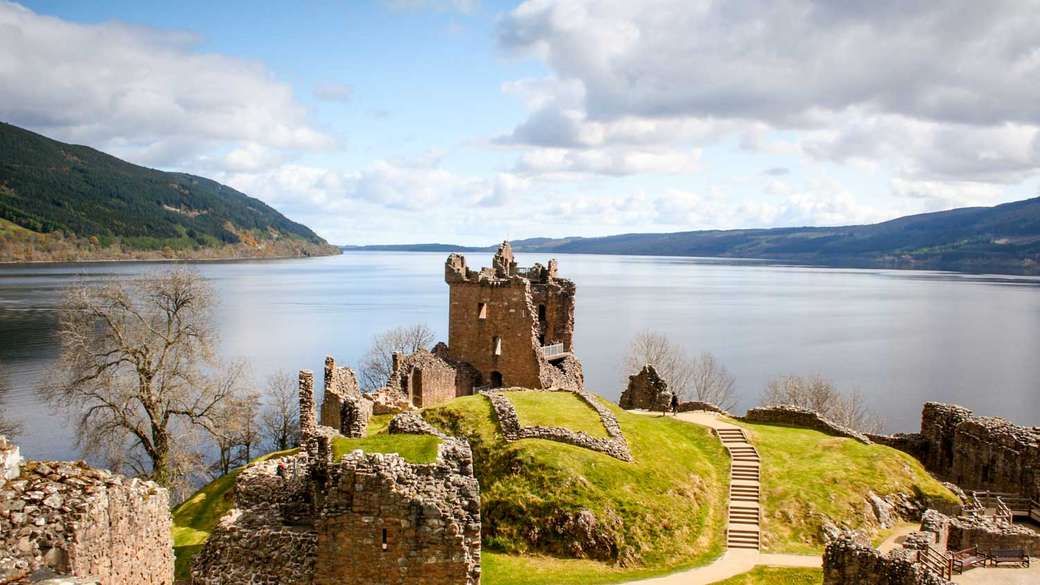 Loch Ness Urquhart Castle w Szkocji puzzle online