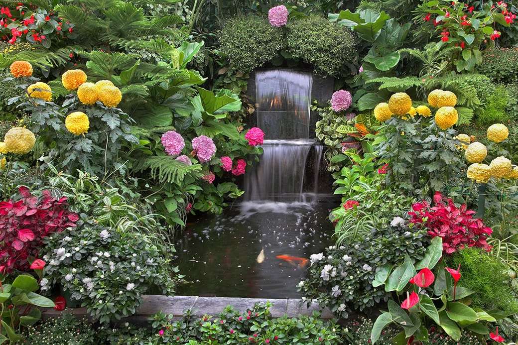 Ogród z fontanną i stawem puzzle online