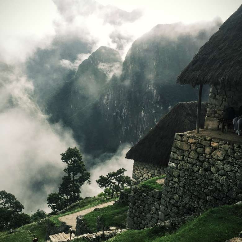 Mgła unosząca się nad ruinami Machu Picchu w Peru puzzle online