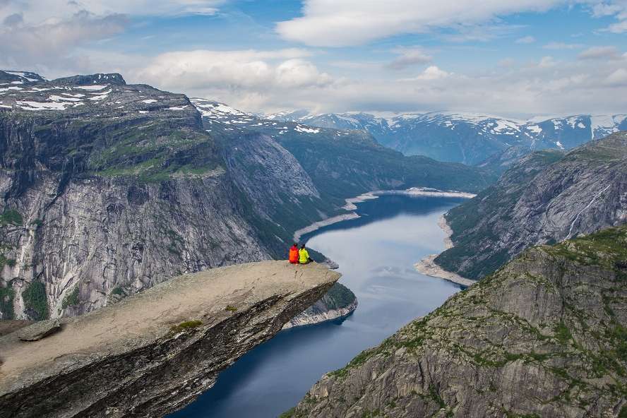 Zwis skalny nad norweskim fiordem puzzle online