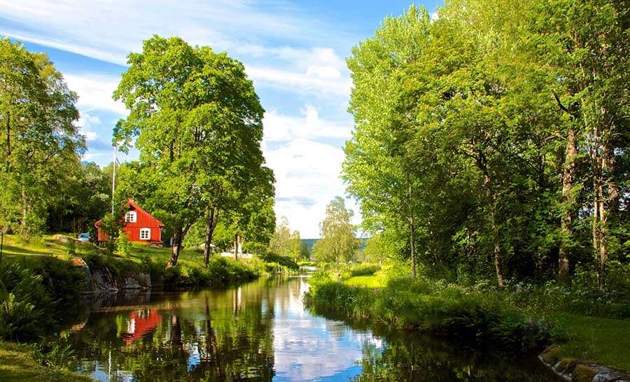 Czerwony dom nad rzeką w Szwecji puzzle online