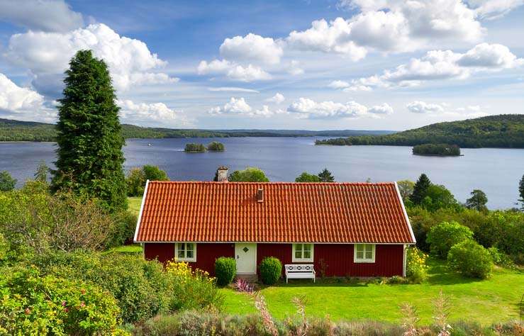 Czerwony dom nad jeziorem w Szwecji puzzle online