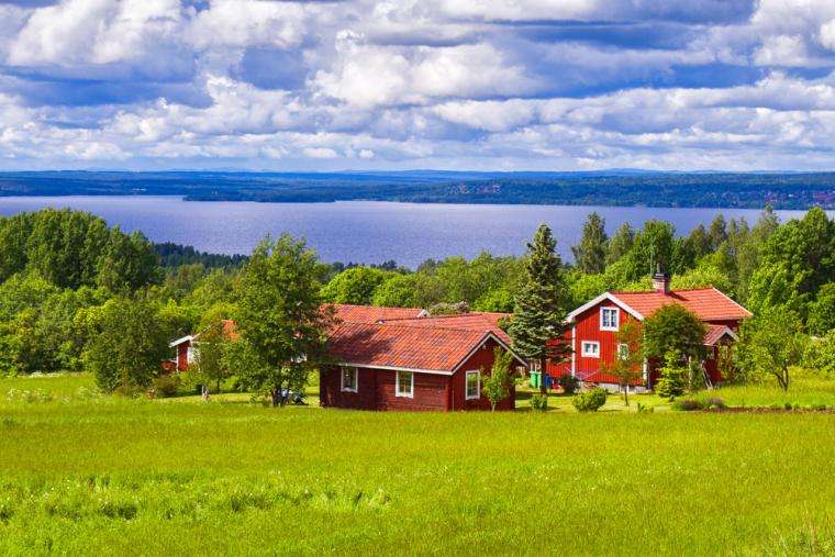 Czerwone domy nad jeziorem w Szwecji puzzle online