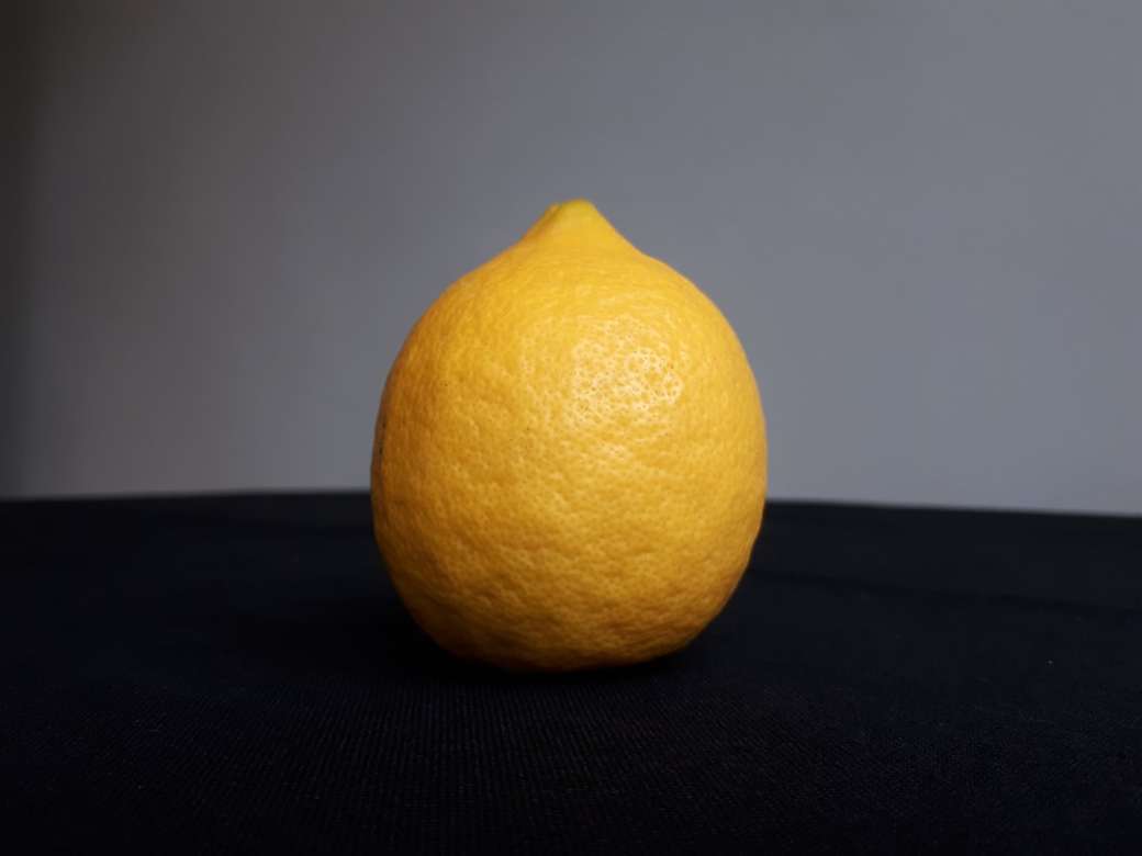 Żółta cytryna na stole puzzle online