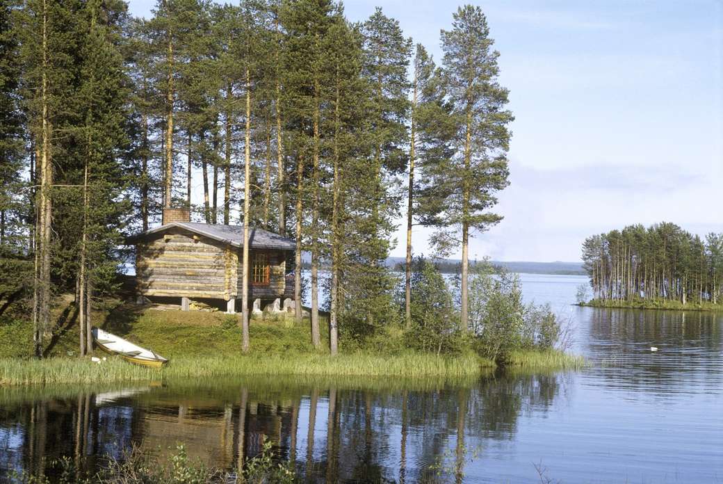Drewniany dom nad jeziorem Szwecji puzzle online