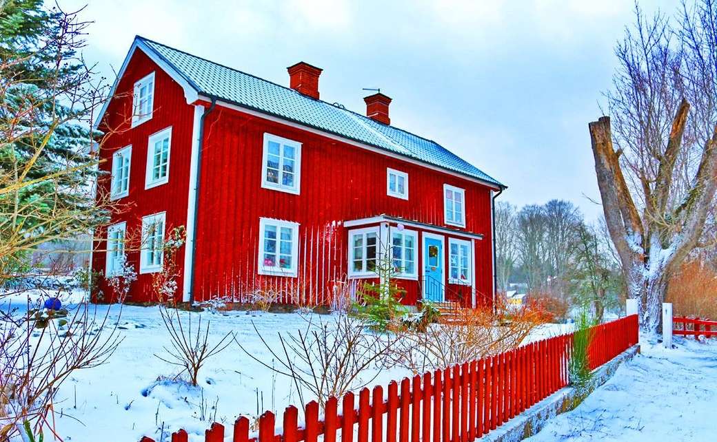 Czerwony drewniany dom zimą w Szwecji puzzle online