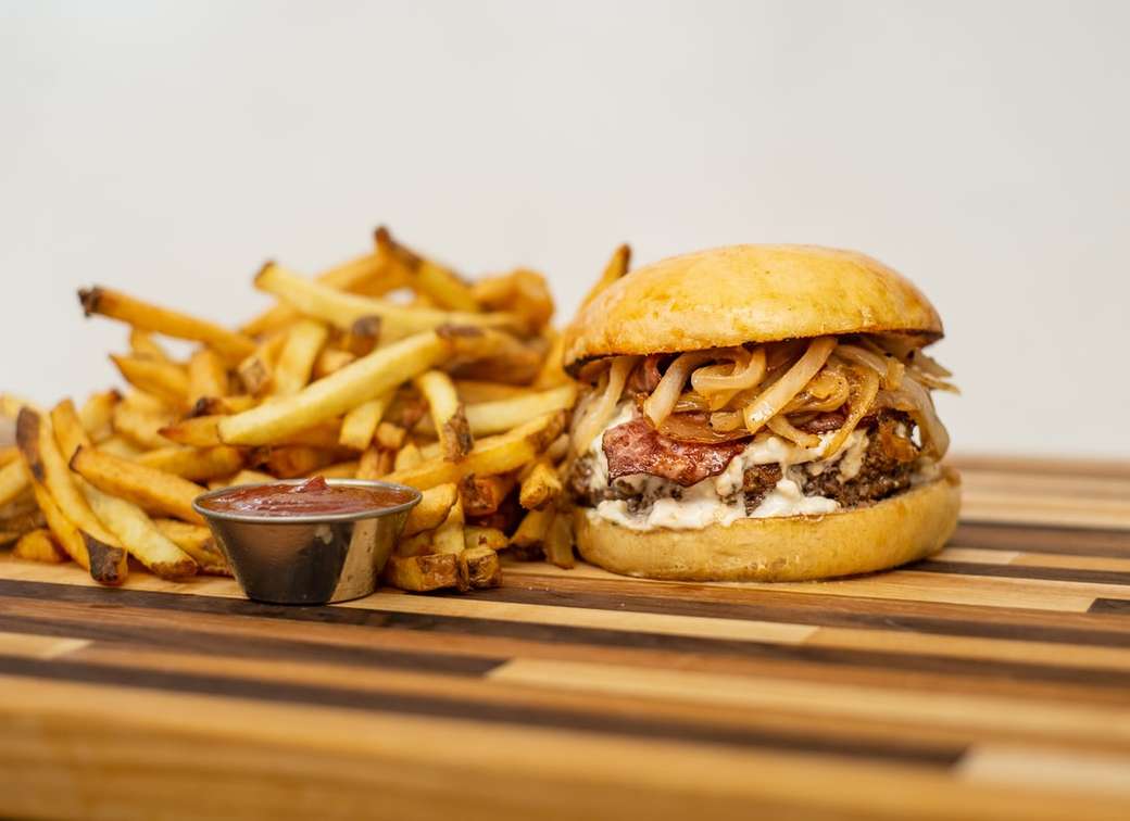 burger i frytki na brązowym drewnianym stole puzzle online