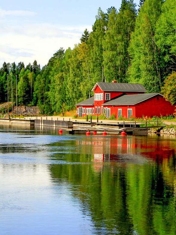 Czerwony drewniany dom nad jeziorem w Finlandii puzzle online
