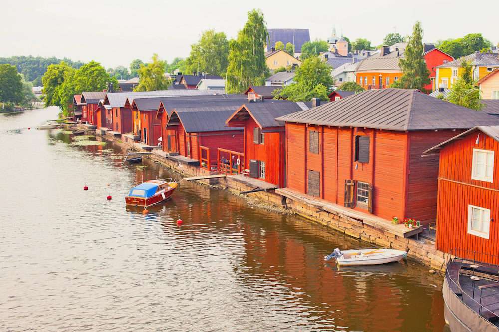 Małe miasteczko nad jeziorem w Finlandii puzzle online