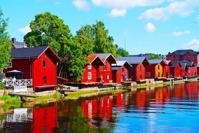 Domy i domki nad jeziorem w Finlandii puzzle online