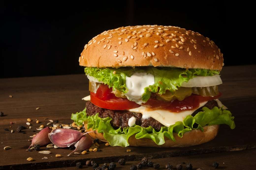 duży burger na drewnianym stole z czosnkiem puzzle online