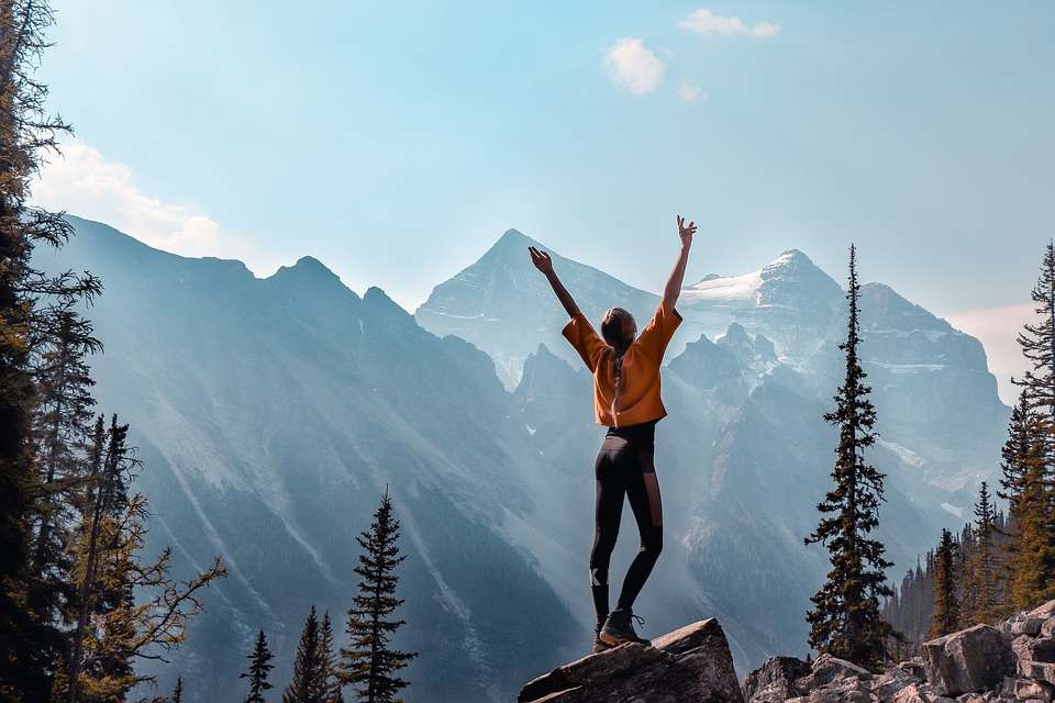 dziewczyna stojąca na skale w górach puzzle online