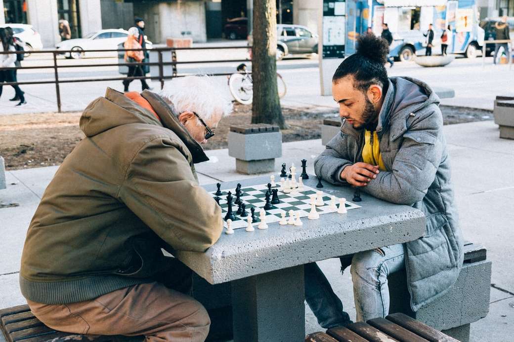 ludzie grający w gry w szachownicę na świeżym powietrzu puzzle online