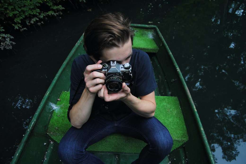 Fotograf w zielonej łodzi puzzle online