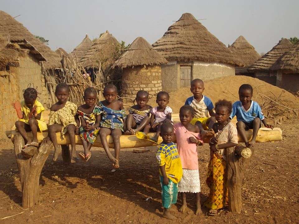 ludzie w wiosce afrykańskiej puzzle online