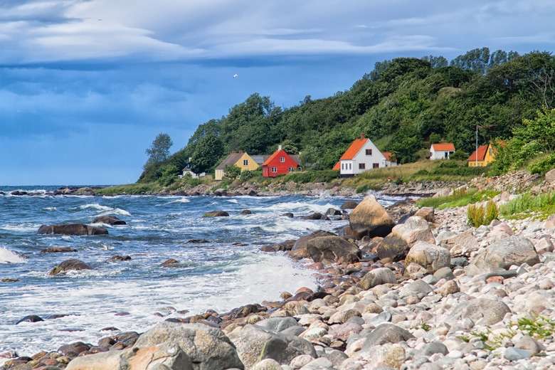 Wybrzeże z domami w Danii puzzle online