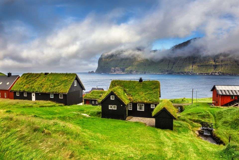 Domy z trawiastymi dachami na Islandii puzzle online