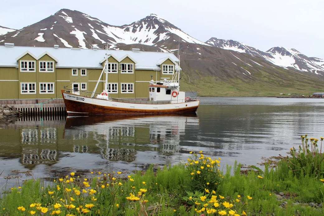 Hotel ze statkiem na Islandii puzzle online