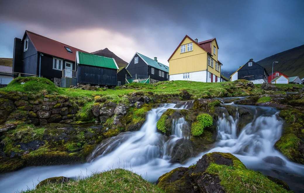 Domy i wodospad na Wyspach Owczych puzzle online
