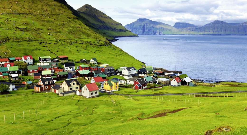 Domy na wybrzeżu na Wyspach Owczych puzzle online