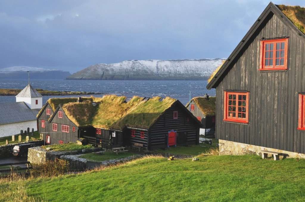Domy na wybrzeżu Wysp Owczych Kirkjubour puzzle online