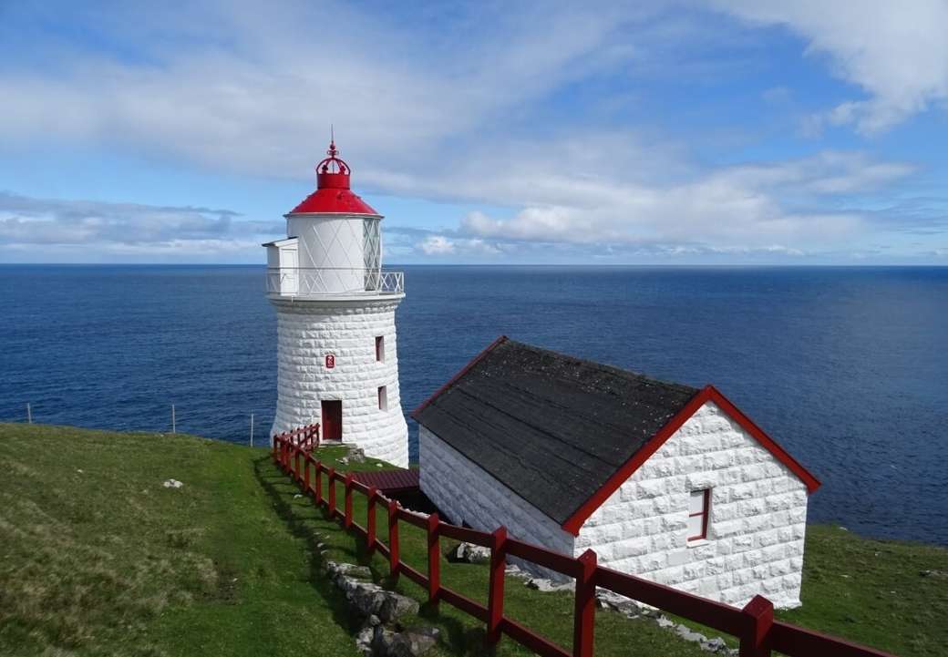 Latarnia morska z domem na Wyspach Owczych puzzle online