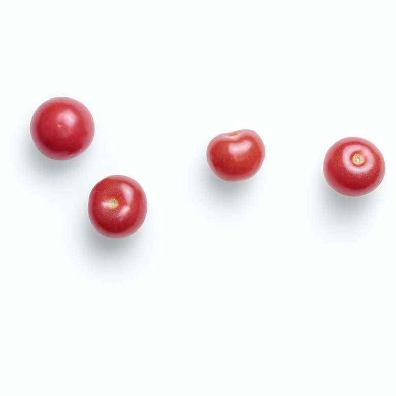 czerwone okrągłe owoce na białym tle puzzle online