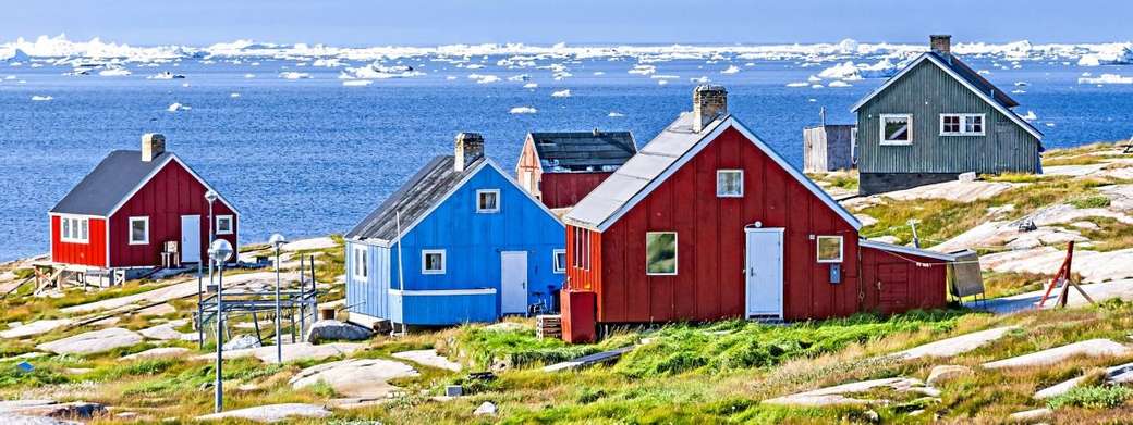 Kolorowe domy nad morzem na Grenlandii puzzle online