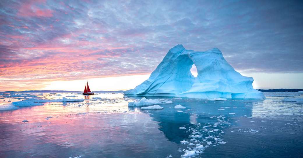 Żaglowiec przed lodową formacją u wybrzeży Grenlandii puzzle online