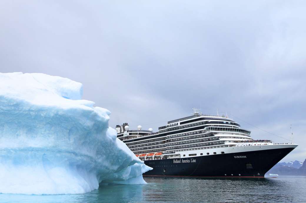 Statek przed lodem u wybrzeży Grenlandii puzzle online