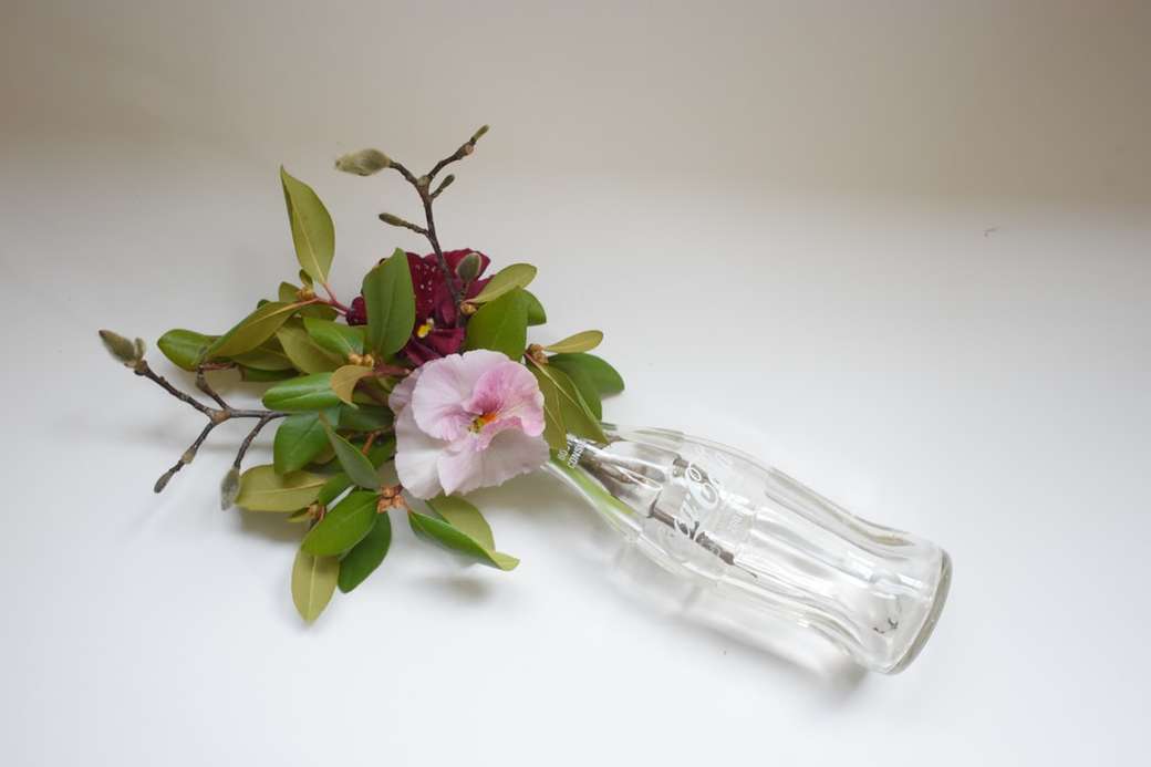 różowe i białe kwiaty w przezroczystym szklanym wazonie puzzle online