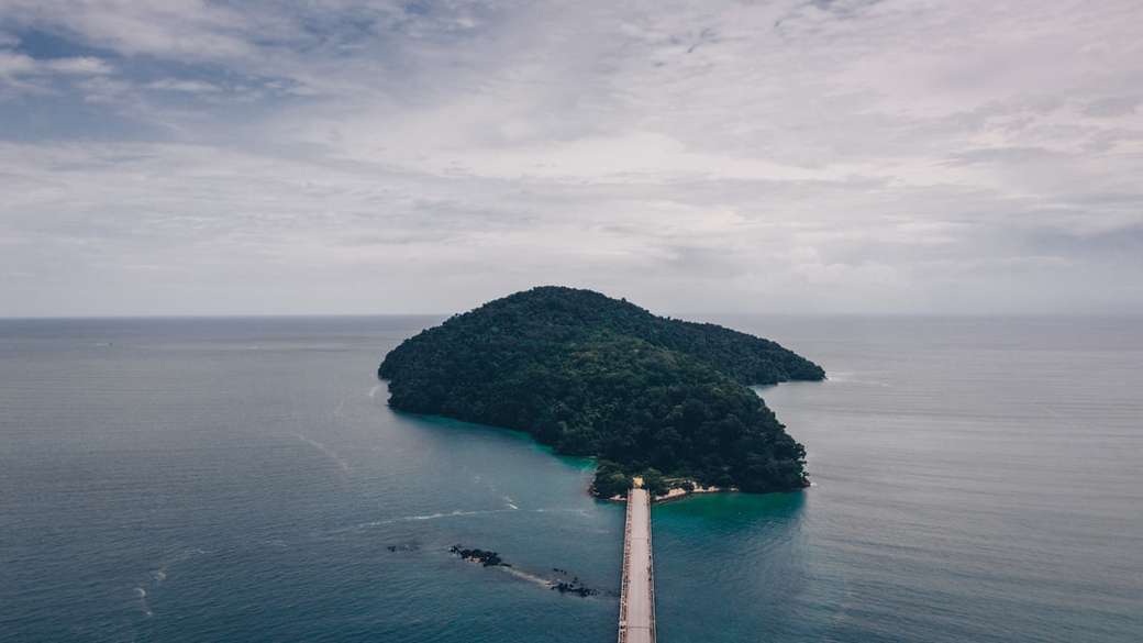 Mała wyspa połączona mostem puzzle online