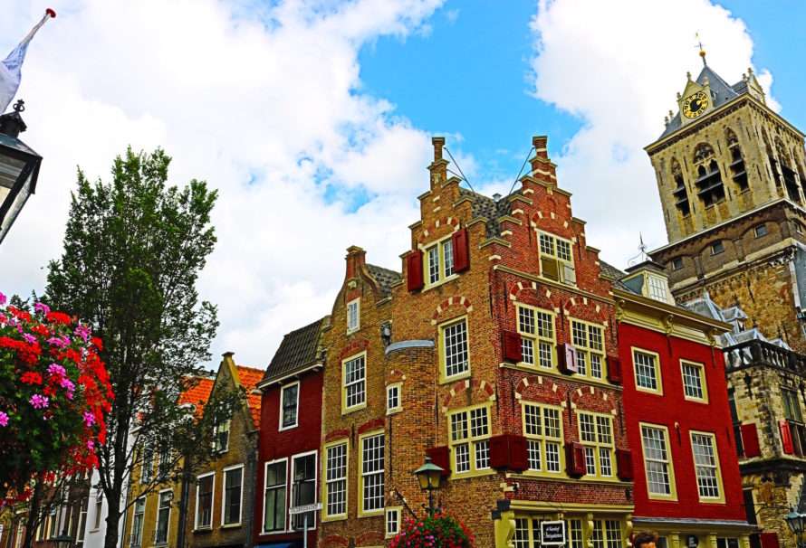 Zabytkowe domy w Delft w Holandii puzzle online