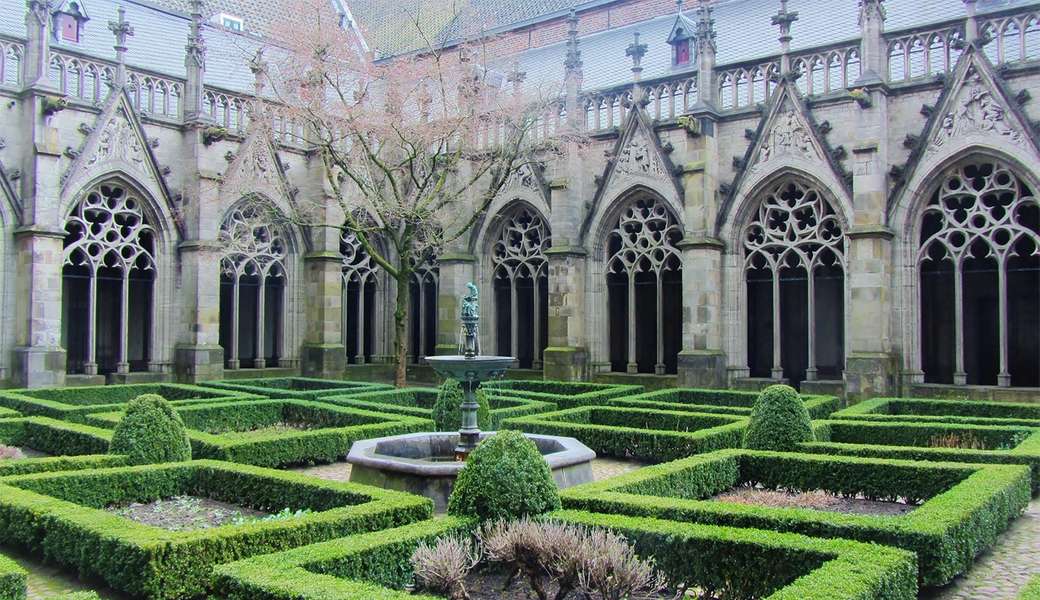Ogród klasztorny w Utrechcie w Holandii puzzle online