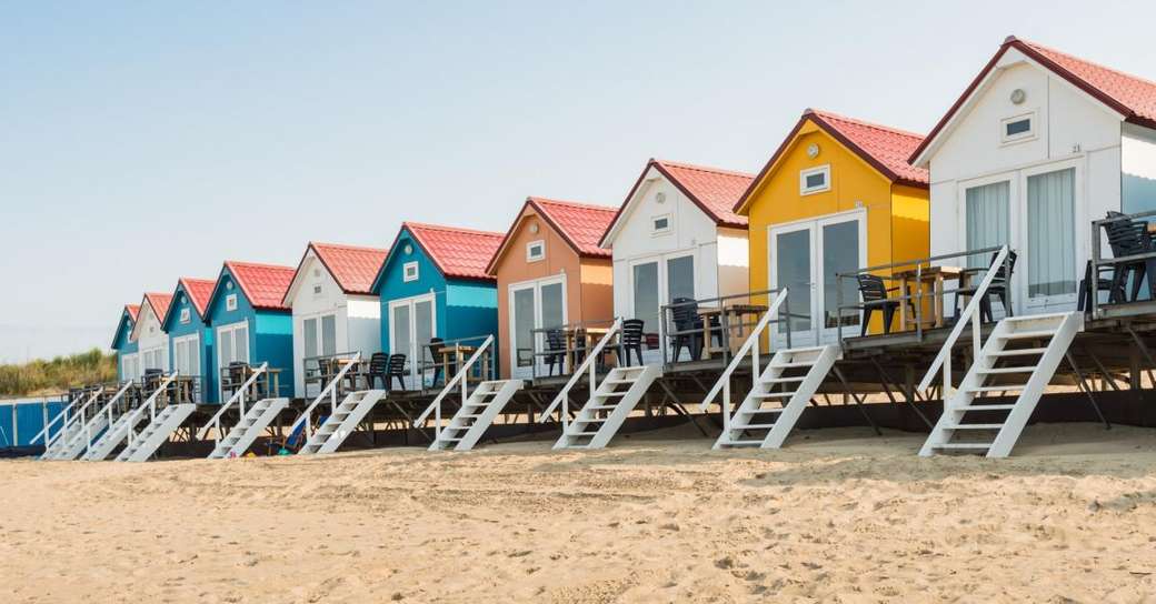 Domy na plaży na wybrzeżu Holandii puzzle online