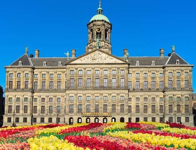 Pałac Królewski w Amsterdamie i tulipany Holandia puzzle online