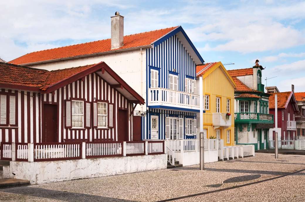 kolorowe domy w paski- costa nova puzzle online