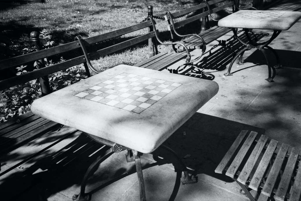 Stoły szachowe w parku miejskim. puzzle online